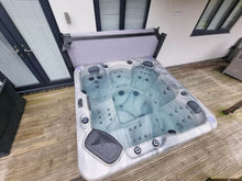 Load image into Gallery viewer, HAWAII Home Spa - Unparalleled Luxury and Unmatched Performance | RFH Hot Tubs
